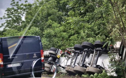 Migiandone, camion ribaltato sulla provinciale Migiandone, camion ribaltato sulla provinciale