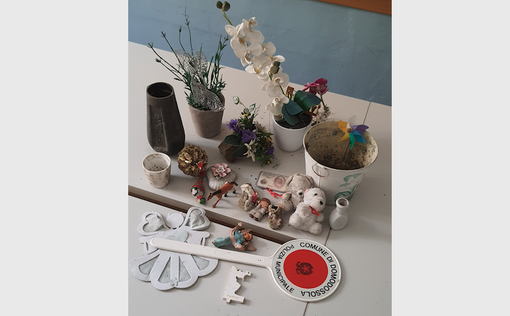 Domodossola, arredi funebri ritrovati abbandonati fuori dal cimitero Domodossola, arredi funebri ritrovati abbandonati fuori dal cimitero