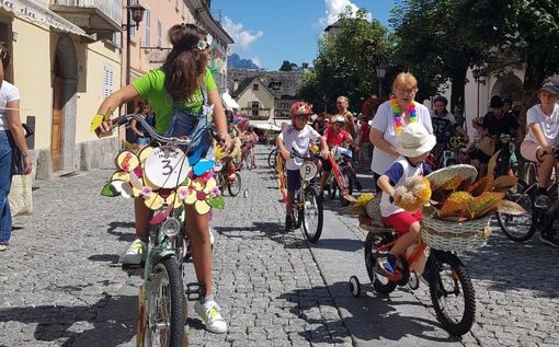 Torna a Santa Maria Maggiore la storica sfilata di biciclette decorate