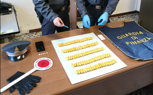 Arrestato corriere internazionale con 100 ovuli di cocaina Arrestato corriere internazionale con 100 ovuli di cocaina