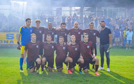 Nella foto (tratta dal sito della società) la Clivense. De Pani è il primo a sinistra in ginocchio Nella foto (tratta dal sito della società) la Clivense. De Pani è il primo a sinistra in ginocchio