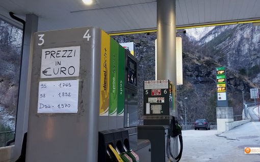 Carburanti, non c'è coda per fare il pieno in Svizzera Carburanti, non c'è coda per fare il pieno in Svizzera