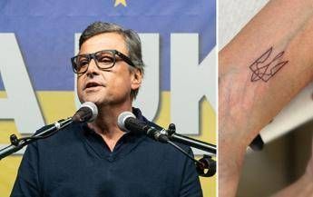 Calenda e il tatuaggio per l'Ucraina: "Segno di vicinanza, ho un legame forte"