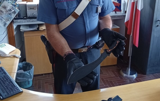 Fermato dai carabinieri in possesso di un machete: denunciato un minorenne ossolano Fermato dai carabinieri in possesso di un machete: denunciato un minorenne ossolano