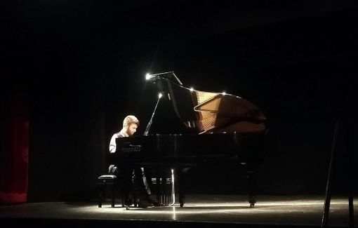 Nelle sale del teatro La Fenice risuonano le note del pianista domese Amir Salhi Nelle sale del teatro La Fenice risuonano le note del pianista domese Amir Salhi