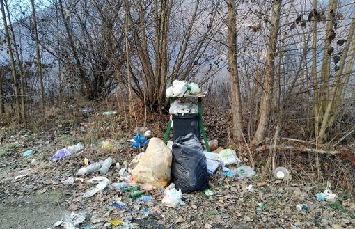 Sporcizia a Domo 2, ora i rifiuti abbandonati anche fuori