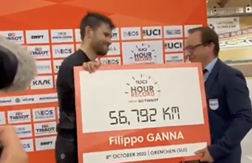 Ganna batte il record dell'ora ed entra nella storia del ciclismo Ganna batte il record dell'ora ed entra nella storia del ciclismo