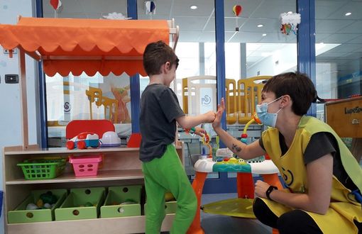 Quel Ponte di sorrisi, serenità e colori che aiuta i bambini a rimanere bambini