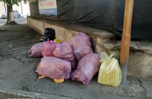 Rifiuti abbandonati da giorni in centro a Villadossola