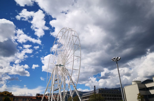 A Verbania montata la maxi ruota panoramica: è la più alta d’Italia