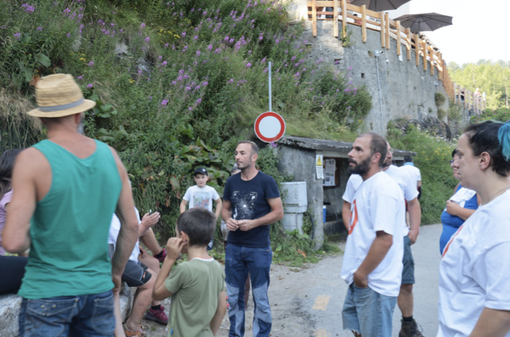 Gli allevatori che hanno protestato a Devero: "Il libro di Rubino pieno di denigrazioni contro di noi" Gli allevatori che hanno protestato a Devero: "Il libro di Rubino pieno di denigrazioni contro di noi"