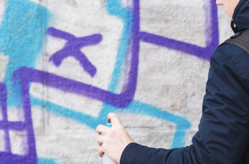 Ticino, denunciata banda di writer, imbrattavano muri e serrande con lo spray Ticino, denunciata banda di writer, imbrattavano muri e serrande con lo spray