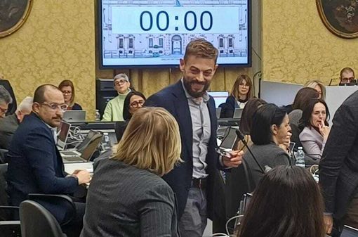 Ravello (FdI) risponde alle accuse di questo giorni, consegnando un mazzo di carte a Pentenero (Pd)