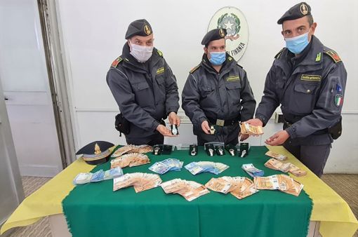 Iselle: sequestrati a una cittadina cinese 100 mila euro e 8 Rolex