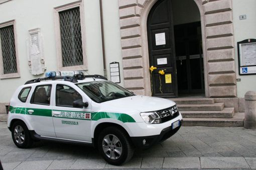Madre e figlio insultano e aggrediscono due agenti della Polizia Locale Madre e figlio insultano e aggrediscono due agenti della Polizia Locale