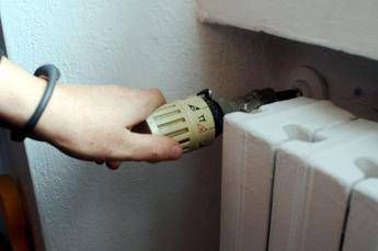 Termosifoni, come fare per risparmiare? Il gesto che 'aiuta' la bolletta Termosifoni, come fare per risparmiare? Il gesto che 'aiuta' la bolletta