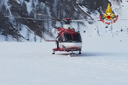 Escursionisti in difficoltà sulla neve, intervento dei Vigili del fuoco con l'elicottero VIDEO