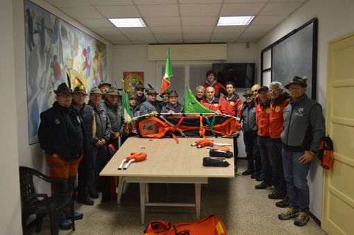 Gli alpini donano una barella alla stazione del Soccorso Alpino di Villa Gli alpini donano una barella alla stazione del Soccorso Alpino di Villa