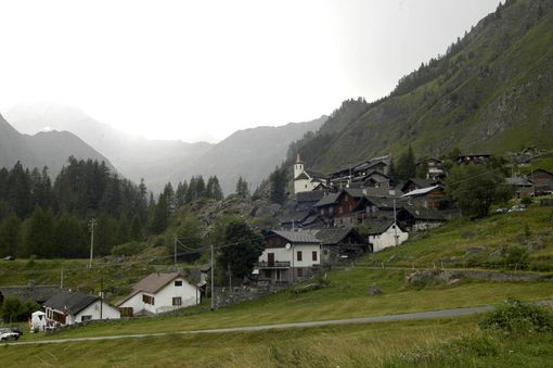 A Cheggio l’inaugurazione della ‘Panchina gigante’