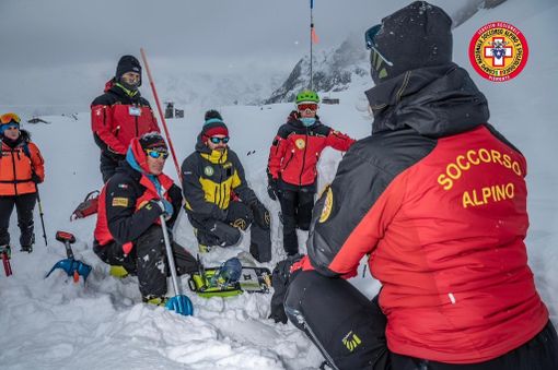 Nuovi defibrillatori Dae per le 51 stazioni del Soccorso Alpino Nuovi defibrillatori Dae per le 51 stazioni del Soccorso Alpino