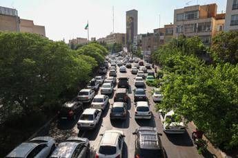 Iran, fuga da Teheran: "Strade intasate e file per la benzina" Iran, fuga da Teheran: "Strade intasate e file per la benzina"