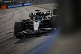 Gp Singapore, Russell in pole davanti a Verstappen. Hamilton sesto, poi Leclerc