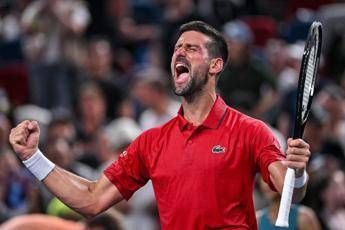 Djokovic si fa male ma vola ai quarti: Munar battuto a Shanghai Djokovic si fa male ma vola ai quarti: Munar battuto a Shanghai