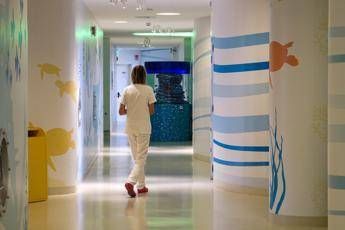 Torino, bimbo di 3 mesi cade con passeggino nel fiume: trauma cranico Torino, bimbo di 3 mesi cade con passeggino nel fiume: trauma cranico