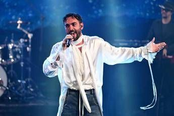 Marco Mengoni e la bimba di pochi mesi al concerto: "Tua mamma è una pazza"
