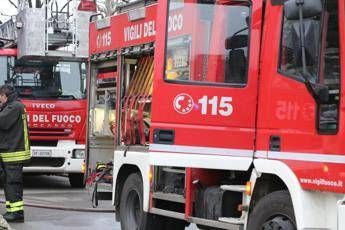 Milano, tram prende fuoco con passeggeri a bordo: nessun ferito