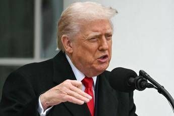 Trump torna alla carica: "Paesi Ue decadenti e leader deboli, non sanno cosa fare". Bruxelles replica: "Orgogliosi di loro"