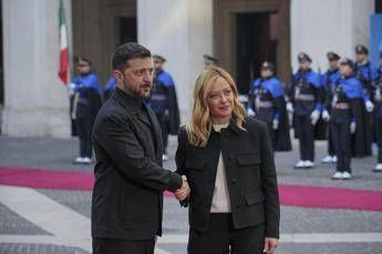 Zelensky da Meloni a Palazzo Chigi: "Sempre pronto a elezioni, mi fido di lei" Zelensky da Meloni a Palazzo Chigi: "Sempre pronto a elezioni, mi fido di lei"