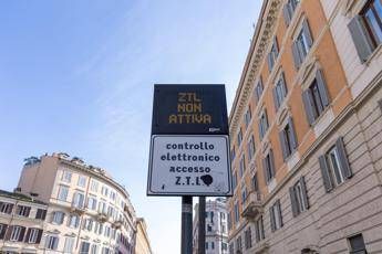 Roma, pass da mille euro per Ztl e strisce blu a pagamento: i provvedimenti per auto elettriche e ibride Roma, pass da mille euro per Ztl e strisce blu a pagamento: i provvedimenti per auto elettriche e ibride