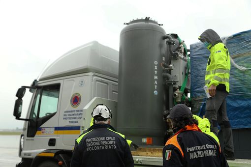 Il team della Maxiemergenza del Piemonte pronto a partire per l'India: ultimi preparativi all'aeroporto di Torino
