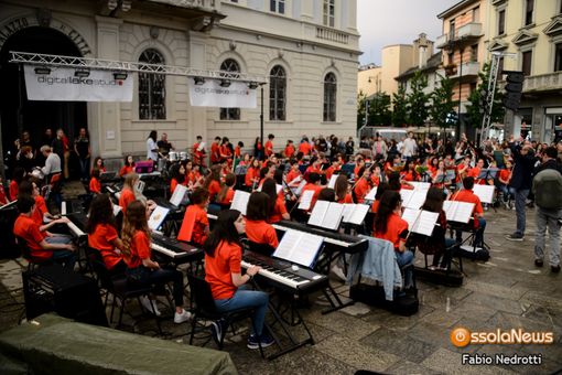 Le musiche e i canti degli alunni delle Floreanini animano il centro domese FOTO E VIDEO Le musiche e i canti degli alunni delle Floreanini animano il centro domese FOTO E VIDEO