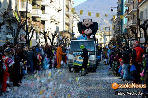 Domodossola prepara il Carnevale: la consegna delle chiavi sul balcone del Comune Domodossola prepara il Carnevale: la consegna delle chiavi sul balcone del Comune