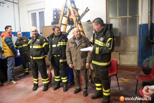 Giulio Contardi (secondo da destra) tra i colleghi vigili del fuoco Giulio Contardi (secondo da destra) tra i colleghi vigili del fuoco