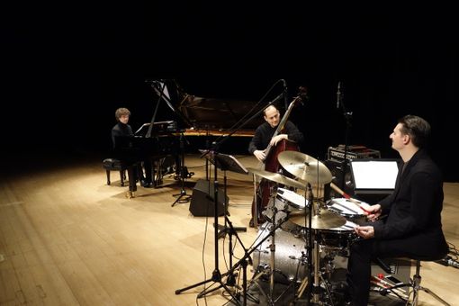 Il Roberto Olzer Trio e Fulvio Sigurtà inaugurano la nuova stagione di "La musica in testa" Il Roberto Olzer Trio e Fulvio Sigurtà inaugurano la nuova stagione di "La musica in testa"