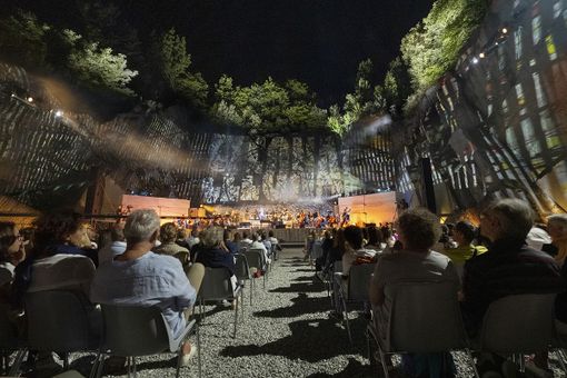 Tones Teatro Natura allunga la stagione con musica, teatro e performance nel cuore della pietra