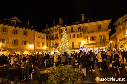 A Domo primo week end natalizio con l'accesnione dell'albero FOTO e VIDEO