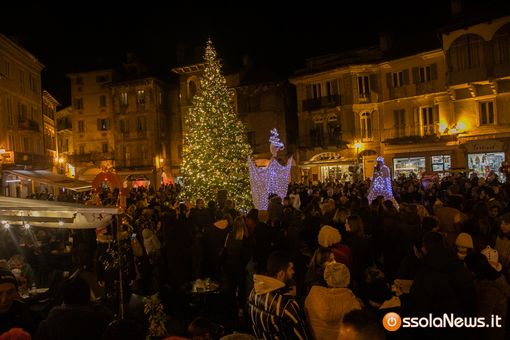 In città l'accensione dell'albero di Natale di piazza Mercato FOTO E VIDEO In città l'accensione dell'albero di Natale di piazza Mercato FOTO E VIDEO