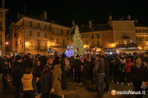 Conto alla rovescia per l'accensione dell'albero di Natale in piazza Mercato