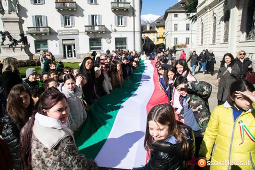 I bambini delle Milani cantano l'inno di Mameli per celebrare la giornata dell'unità nazionale FOTO E VIDEO