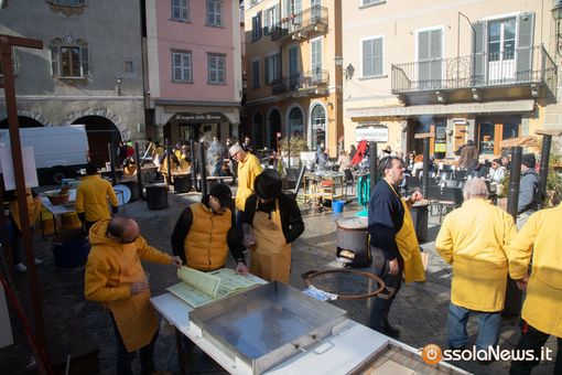 Tanta gente in piazza per la domenica di carnevale FOTO Tanta gente in piazza per la domenica di carnevale FOTO