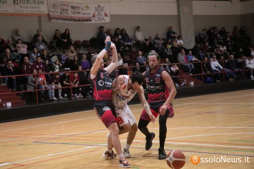 Basket, in D vince Omegna e scavalca Domo