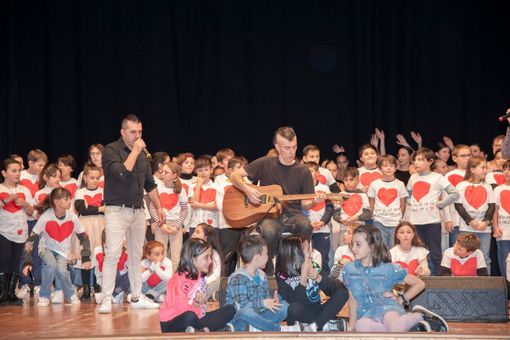 Il Cantante della Solidarietà e le 'Milani' donano 1500 euro a Ossola amica di Ugi Il Cantante della Solidarietà e le 'Milani' donano 1500 euro a Ossola amica di Ugi