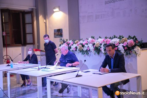 Il consiglio comunale difende il punto nascite e il nuovo ospedale a Domo. VIDEO