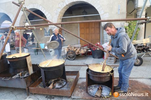 Domenica a Domobianca 365 la presentazione del libro di Matilde Cara Domenica a Domobianca 365 la presentazione del libro di Matilde Cara