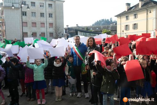 Gli alunni delle Milani intonano l'Inno di Mameli sotto il Municipio FOTO E VIDEO