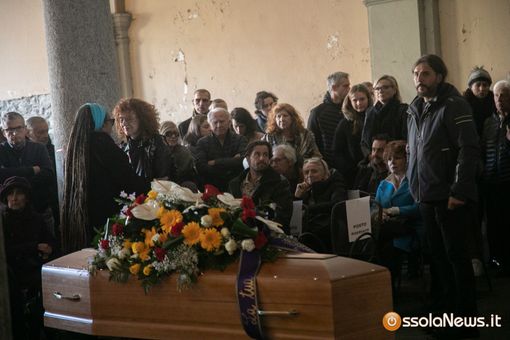 Tanta gente in piazza Mercato per l'ultimo saluto a Vic Vergeat